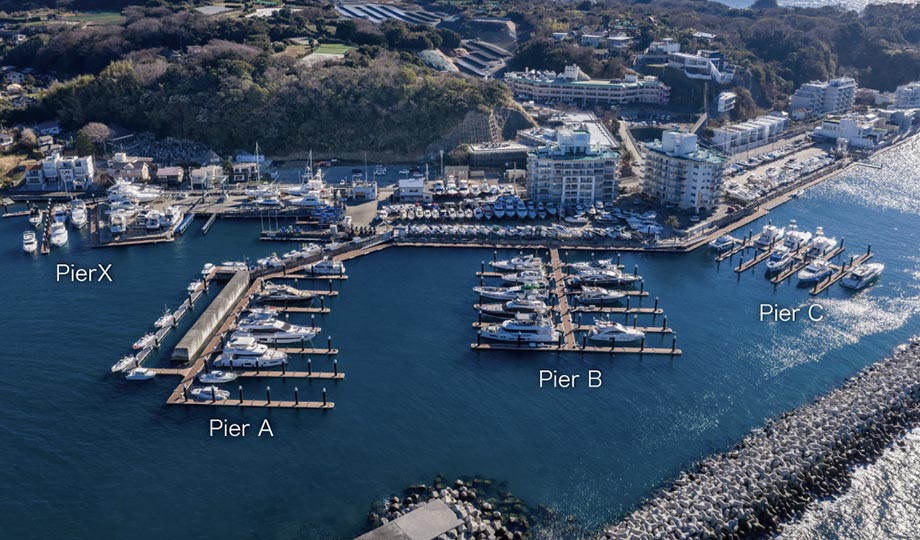 マリーナの海上ボート保管区画（Pier A、Pier B、Pier C、Pier X）の空撮写真